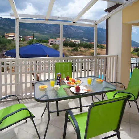 Villa Nikos Karavádhos